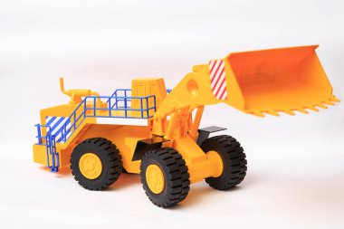 Beyaz arkaplandaki sarı tek kovalı yükleyicinin ölçekli modeli