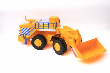 Beyaz arkaplandaki sarı tek kovalı yükleyicinin ölçekli modeli