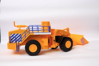 Beyaz arkaplandaki sarı tek kovalı yükleyicinin ölçekli modeli