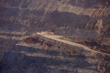 Dağlarda yol, serpentin dağ yolu asfaltlanmamış