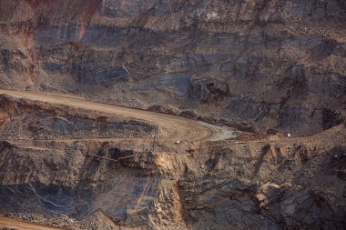 Dağlarda yol, serpentin dağ yolu asfaltlanmamış