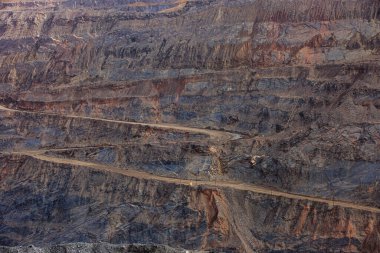 Dağlarda yol, serpentin dağ yolu asfaltlanmamış