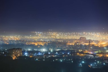 Doğu Avrupa 'da Bir Gece Şehrinde Sis