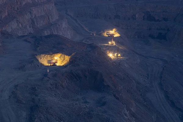 夜に露天掘り鉄鉱石採掘の過程 鉄鉱山採石場 — ストック写真