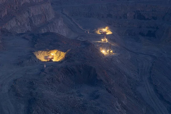 Het Proces Van Open Pit Ijzerertswinning Nachts Ertsgroeve — Stockfoto