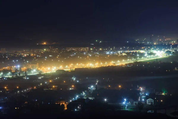 Uma Estrada Noturna Nos Arredores Uma Grande Cidade — Fotografia de Stock