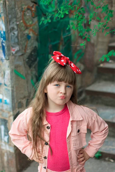 Retrato Uma Menina Com Lábios Longos Forma Beijo — Fotografia de Stock