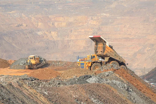 Gran Camión Cielo Abierto Excavadora Trabajan Vertedero Residuos Roca Cerca — Foto de Stock