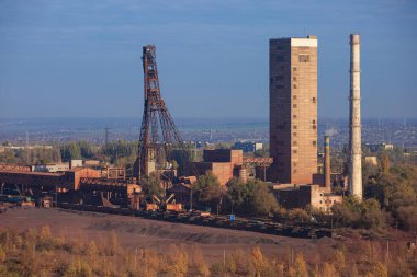 Sonbahar mevsiminde bir demir madeni. Mayın alanının genel görünümü.