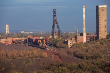 Sonbahar mevsiminde bir demir madeni. Mayın alanının genel görünümü.