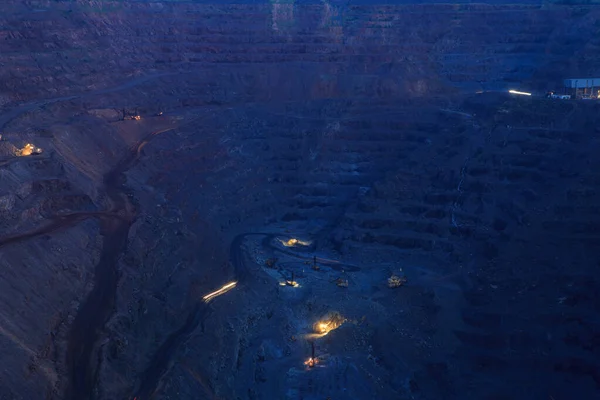 Proceso Extracción Mineral Cantera Por Noche Industria Pesada Producción Continua — Foto de Stock