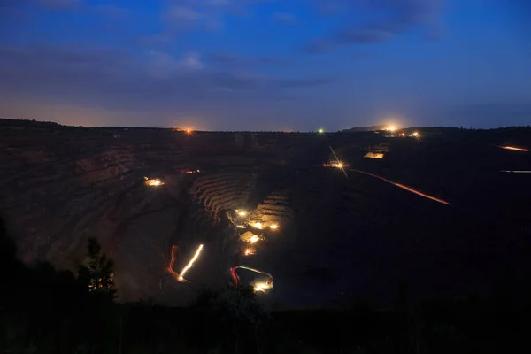 夜の採石場での鉱石採掘の過程 重工業鉱物のノンストップ生産 — ストック写真