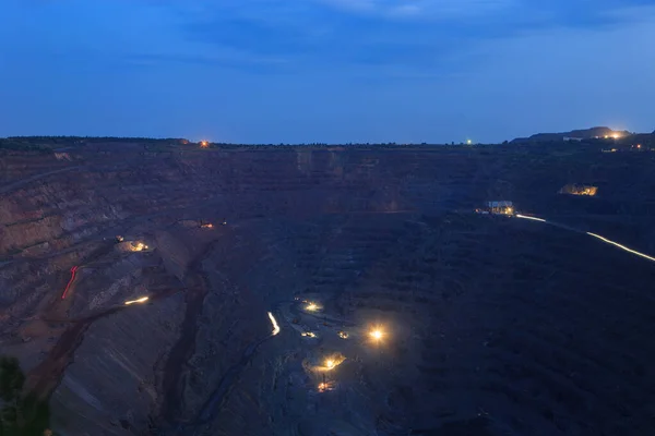 夜の採石場での鉱石採掘の過程 重工業鉱物のノンストップ生産 — ストック写真