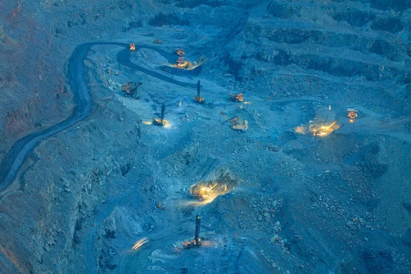 在有大型挖掘机和卡车的采石场开采铁矿石的过程 重铁矿开采行业夜间 — 图库照片