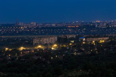 Geceleri şehrin kuş bakışı görüntüsü. Doğu Avrupa 'daki büyük bir şehrin parlak ışıkları