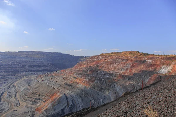 晴れた日に大きな鉄鉱石採石場の地平線 採石場での露天掘りの工程 — ストック写真