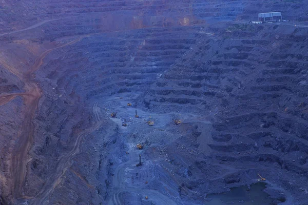 オープンピット鉄鉱石抽出 冶金のための原料の準備 採石場での重機作業のパノラマ — ストック写真