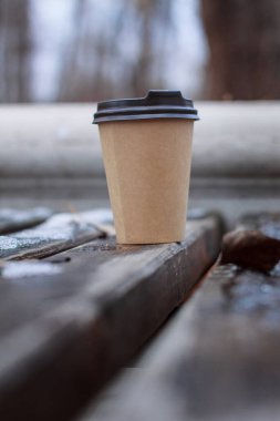 Çay ya da kahve içmek için kartondan yapılmış bir fincanda kışın başında ya da sonbaharın sonunda eriyen karla birlikte tezgah kurulur..