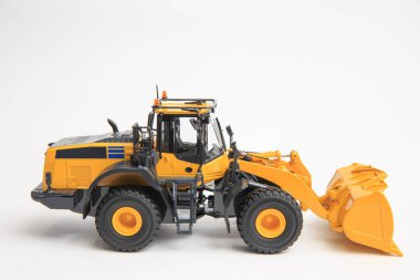 Son derece detaylı sarı tek kova forklift, beyaz arka planda özel ekipmanların ölçekli modeli, toplu yükleyici.