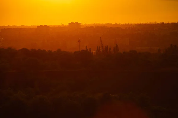 Solnedgång Eller Gryning Gult Över Liten Stad Siluetten Stadens Byggnader — Stockfoto