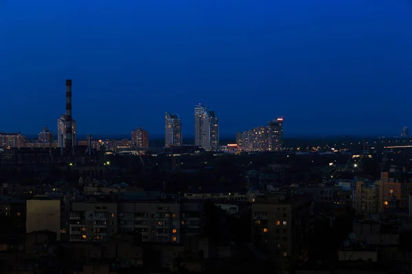 Αστικό Τοπίο Της Μητρόπολης Νύχτα Κτίρια Διαφορετικών Υψών Και Σκοπών — Φωτογραφία Αρχείου