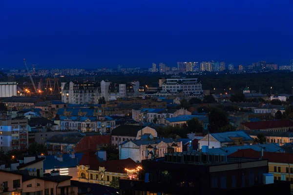 大都市的城市景观在夜间 不同高度和用途的建筑物 在黑暗中长时间曝光拍摄 — 图库照片