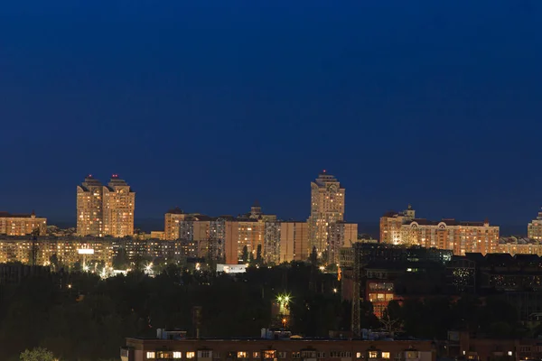 Veduta Una Metropoli Notturna Con Edifici Diverse Altezze — Foto Stock