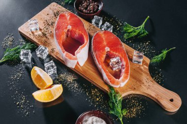 Baharatlı, limonlu ve otlu musluk balığı bifteği..