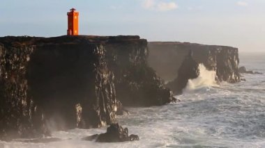 İzlanda'daki siyah kayalar üzerinde kırma dalgalar