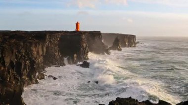 İzlanda'daki siyah kayalar üzerinde kırma dalgalar