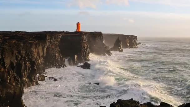 アイスランドの黒い岩に砕ける波 — ストック動画