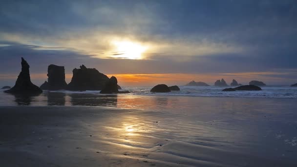 Surfe ao pôr do sol na costa do Pacífico — Vídeo de Stock