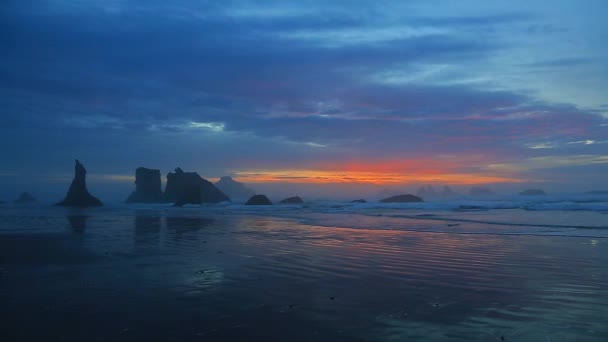 Surfe ao pôr do sol na costa do Pacífico — Vídeo de Stock