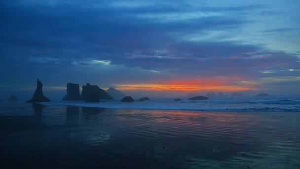 Surfe ao pôr do sol na costa do Pacífico — Vídeo de Stock