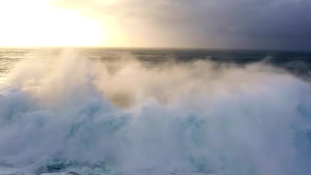 Golven die breken op rotsen in IJsland — Stockvideo