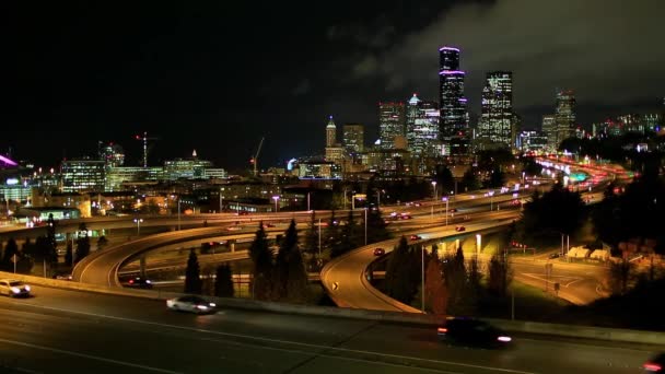 Downtown Seattle skyline in de nacht — Stockvideo