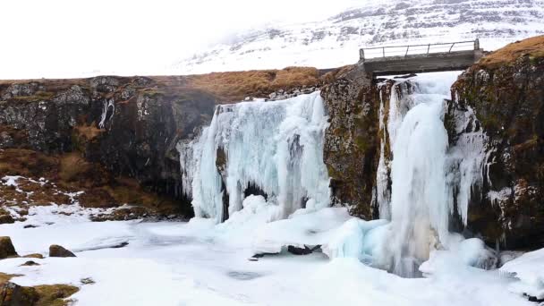 Gefrorener Wasserfall kirkjufellsfoss — Stockvideo