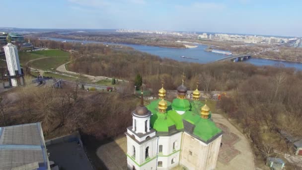 Kościół Zbawiciela na Berestowie w Kiev-Pechersk Lavra ptaka — Wideo stockowe