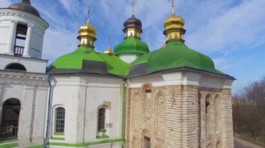 Kiev-Pechersk Lavra hava görünümünde Berestove üzerinde kurtarıcı Kilisesi
