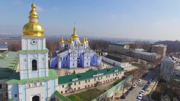 Вид с воздуха на Златоверхий монастырь . — стоковое видео