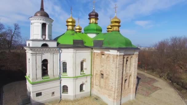 Kerk van de Verlosser op Berestove in Kiev Pechersk Lavra luchtfoto — Stockvideo