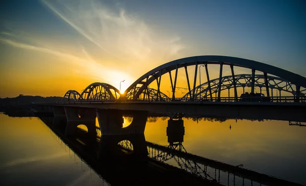 Darnitskiy most na zachodzie słońca — Zdjęcie stockowe