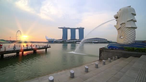 La estatua de Merlion con el horizonte de la ciudad, Singapur — Vídeo de stock