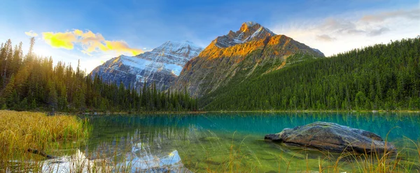 Cavell lake — Stock Photo, Image