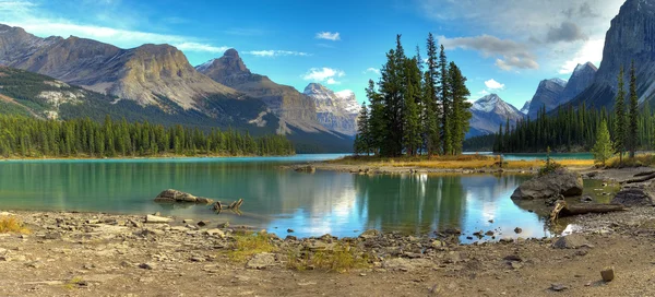 Духа Isalnd в Maligne озеро — стокове фото