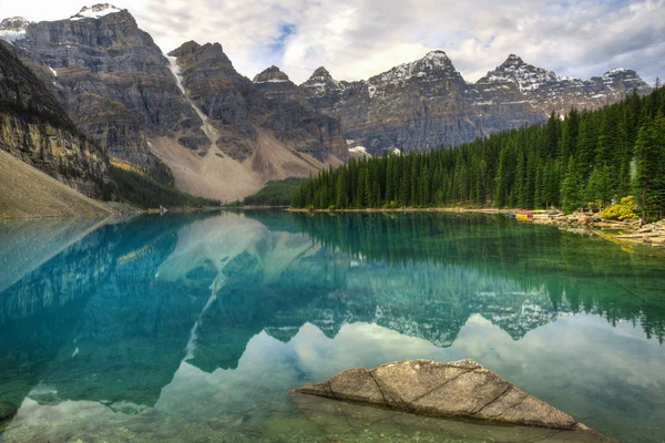 Moraine lake — Stock Photo, Image