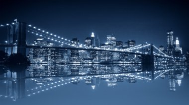 Manhattan ve Brooklyn Köprüsü gece görünümü