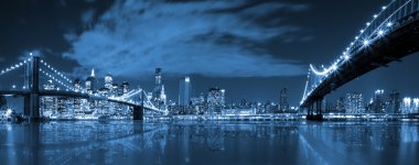 Manhattan ve Brooklyn Köprüsü gece görünümü