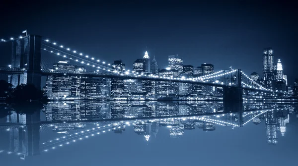 Manhattan ve Brooklyn Köprüsü gece görünümü — Stok fotoğraf