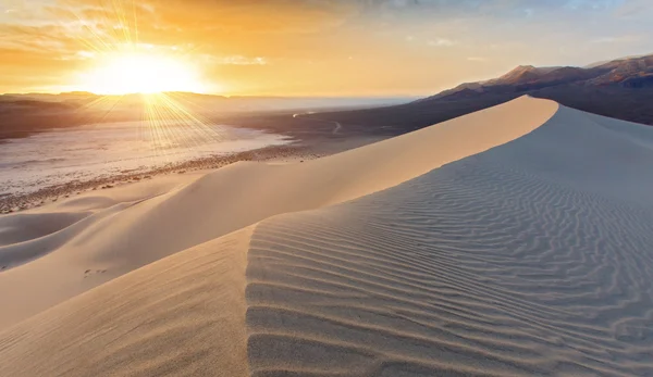 Pôr do sol na duna de areia — Fotografia de Stock